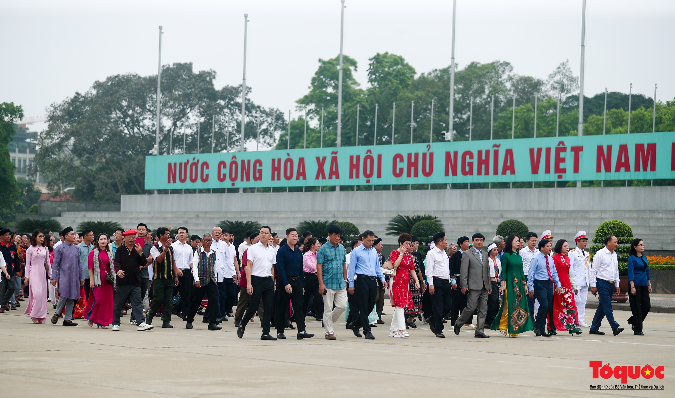 Đoàn đại biểu Già làng, Trưởng bản, Nghệ nhân các dân tộc Việt Nam báo công dâng Bác - Ảnh 1.